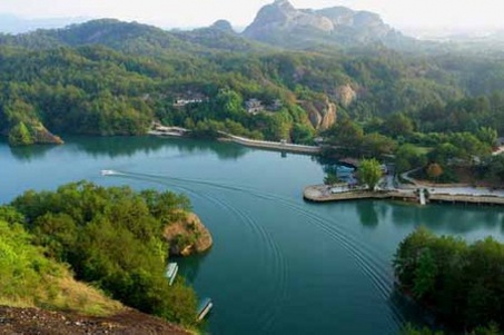 連城冠豸山+石門湖游船、清水天一溫泉+水上樂園、長汀古城、丁屋嶺汽車二日游